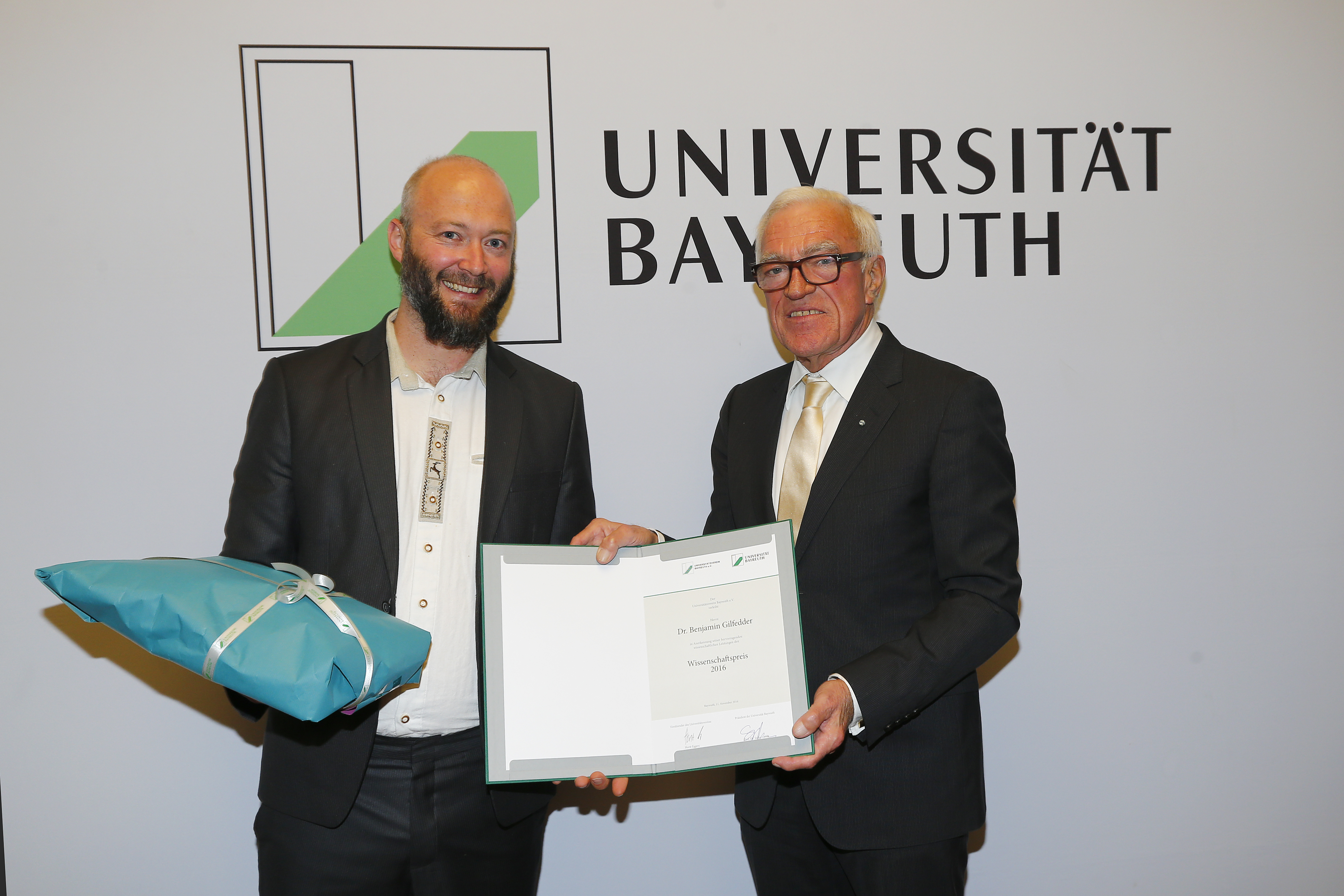 Verleihung des Wissenschaftspreises des Universitätsvereins Bayreuth e.V. an Dr. Benjamin Gilfedder durch Horst Eggers