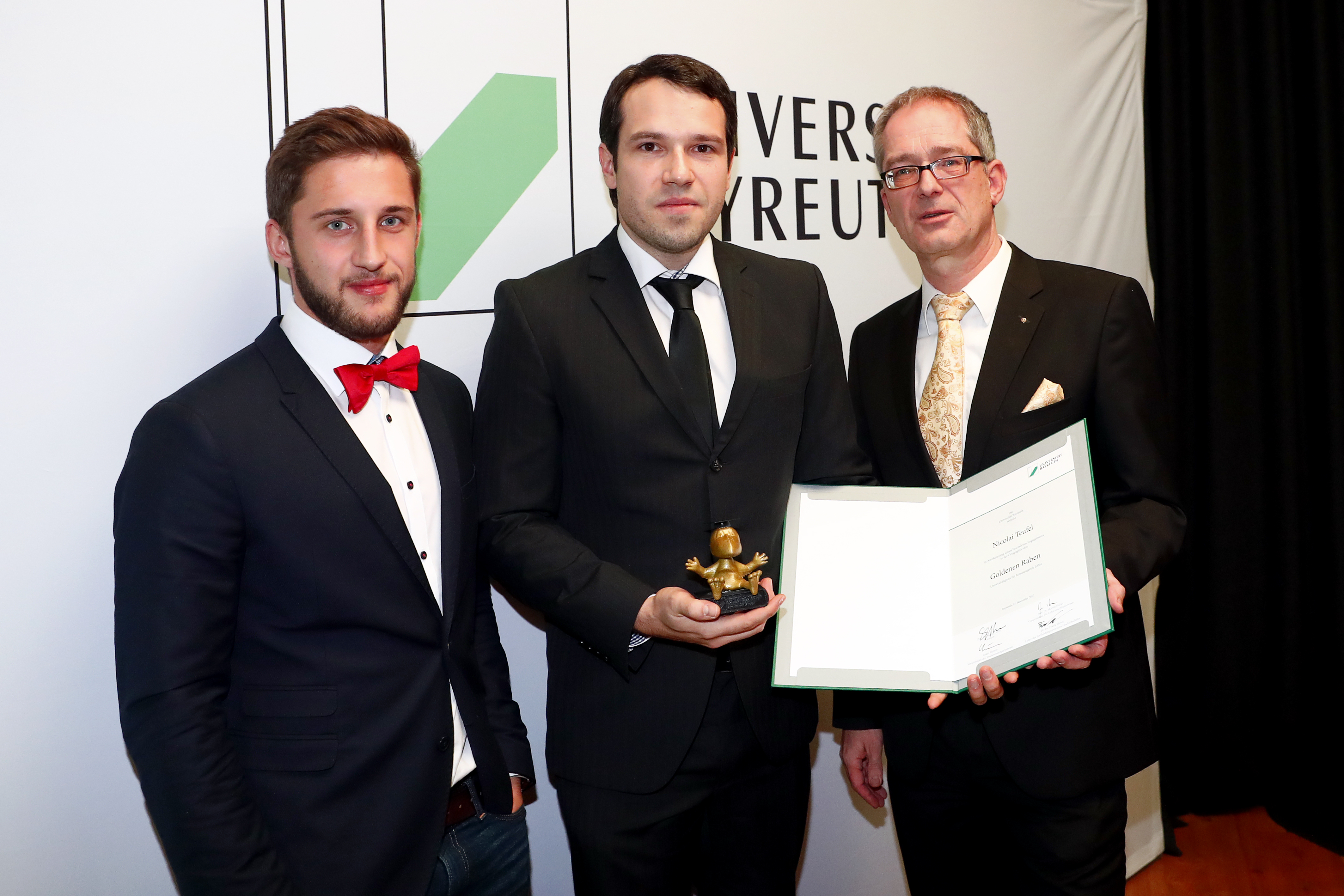 Verleihung des Goldenen Raben an Nicolai Teufel durch Hannah Abelius und Niklas Wenzel