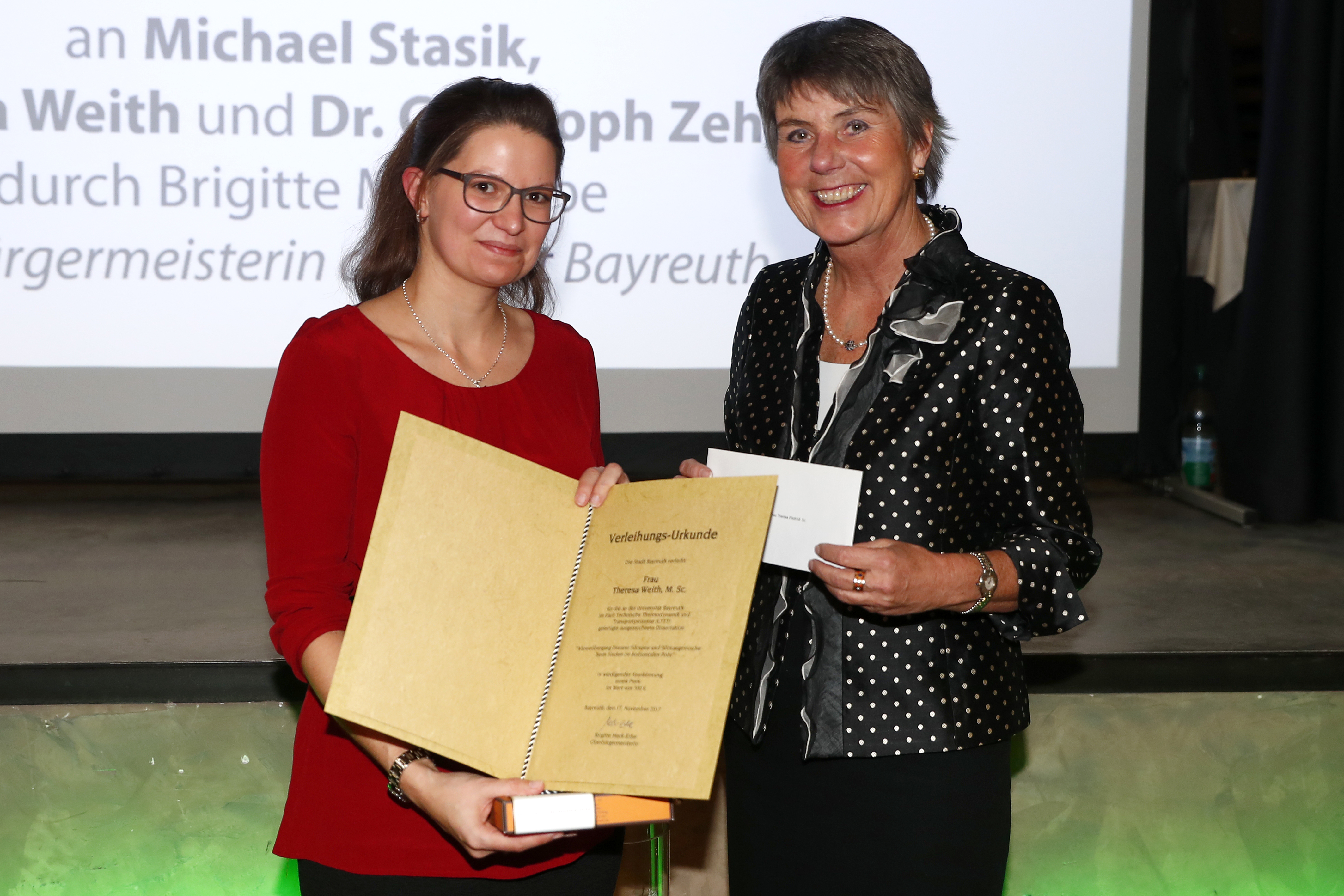 Verleihung des Preises der Stadt Bayreuth an Theresa Weith durch Brigitte Merk-Erbe