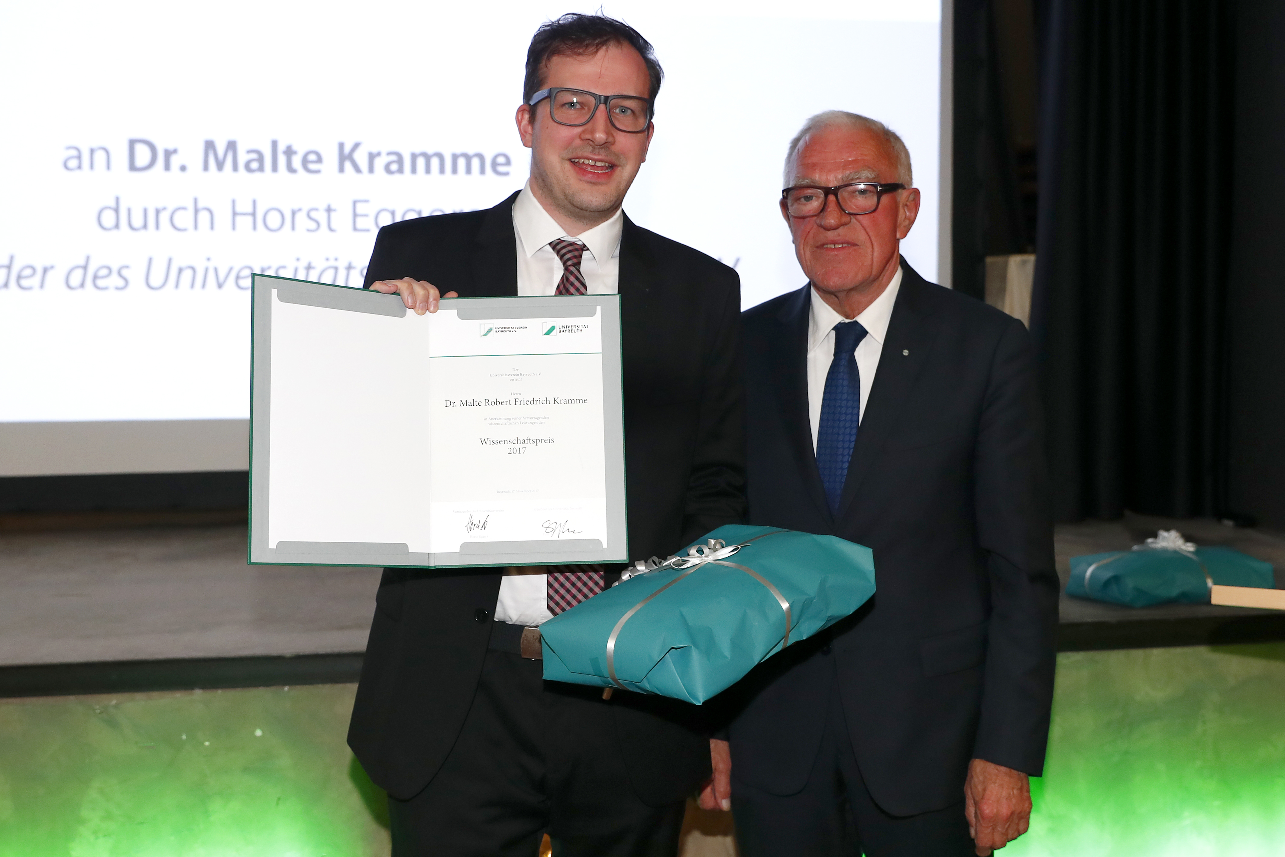 Verleihung des Wissenschaftspreises des Universitätsvereins Bayreuth e.V. an Dr. Malte Kramme durch Horst Eggers
