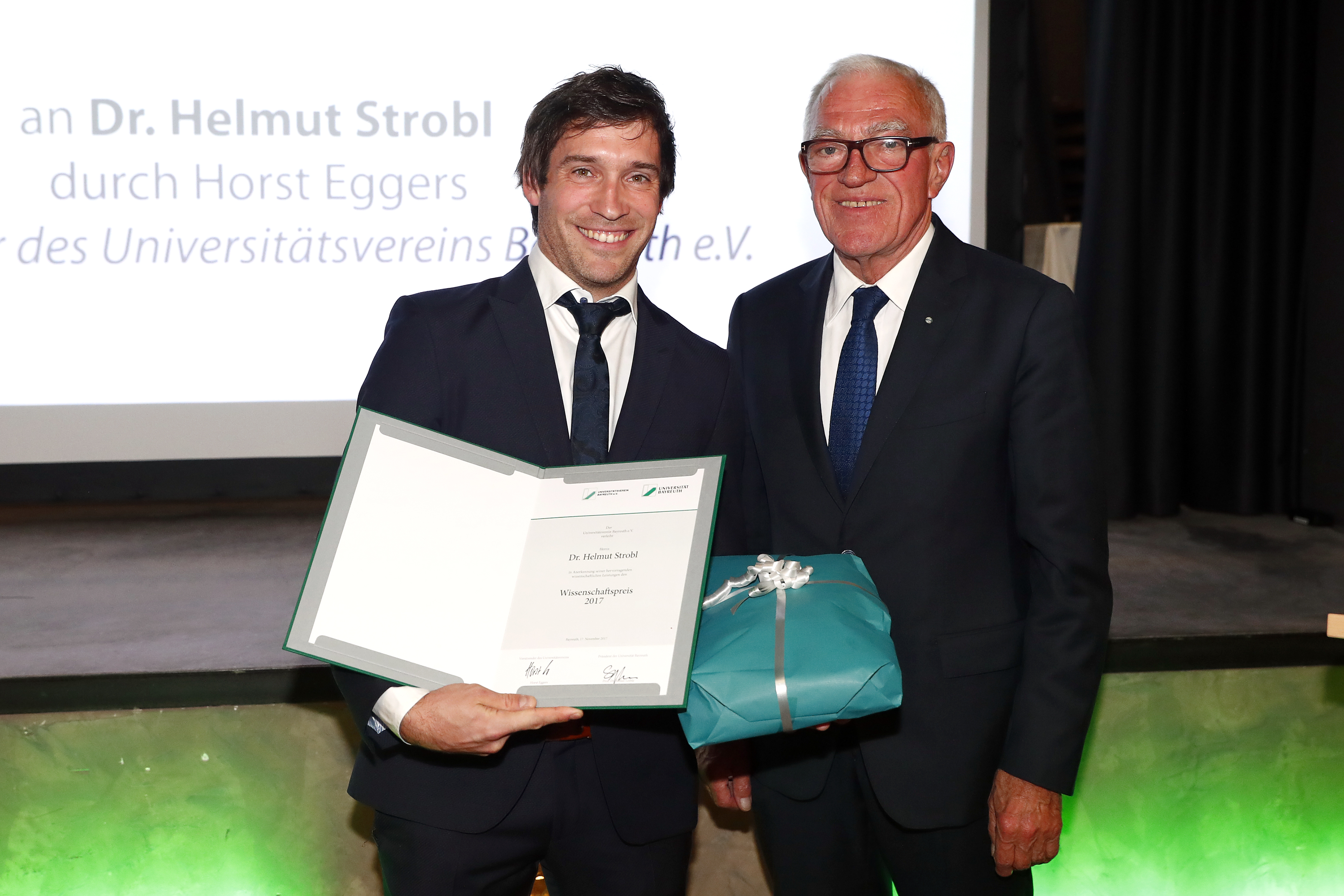 Verleihung des Wissenschaftspreises des Universitätsvereins Bayreuth e.V. an Dr. Helmut Strobl durch Horst Eggers