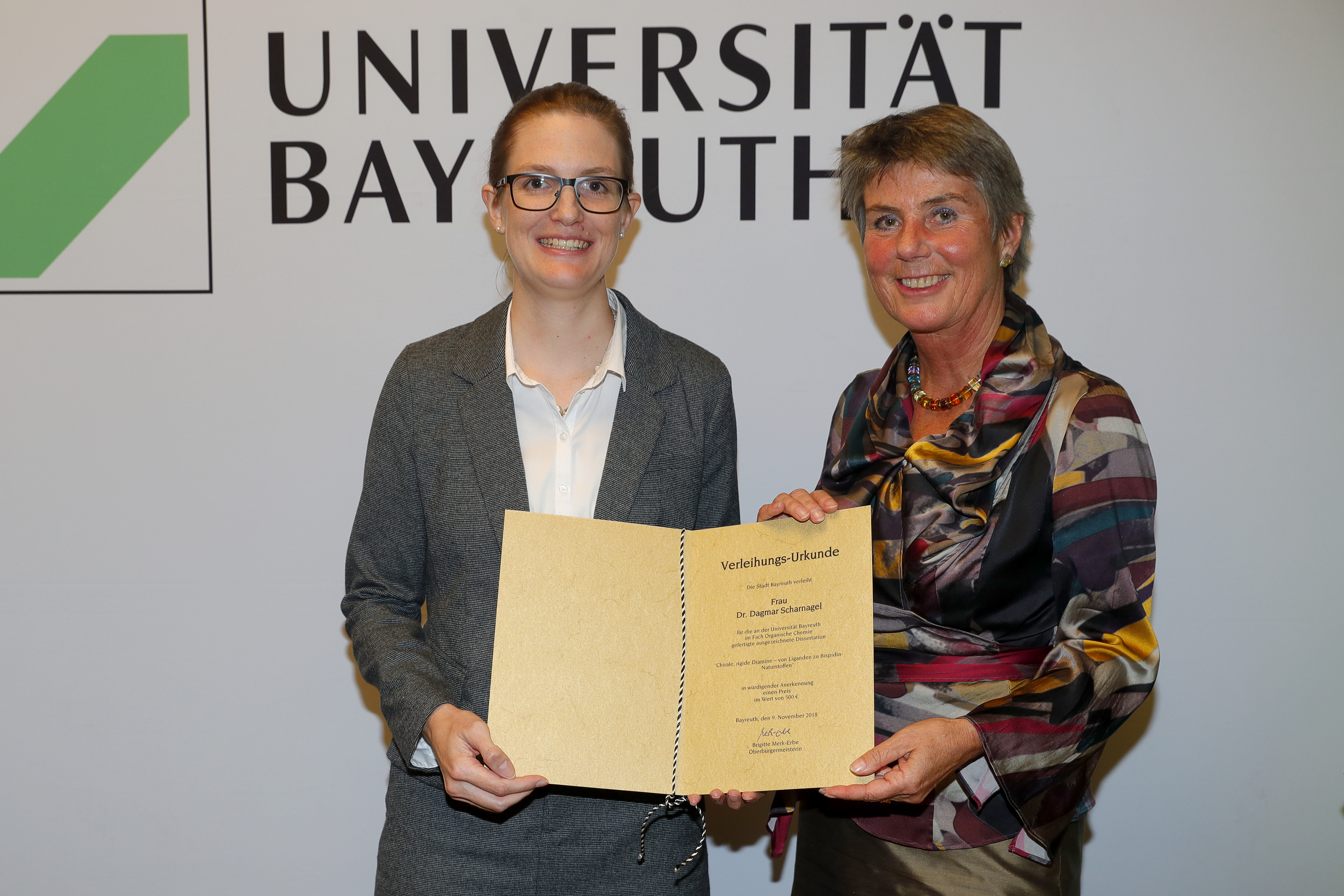 Verleihung des Preises der Stadt Bayreuth an Dr. Dagmar Scharnagel durch Brigitte Merk-Erbe