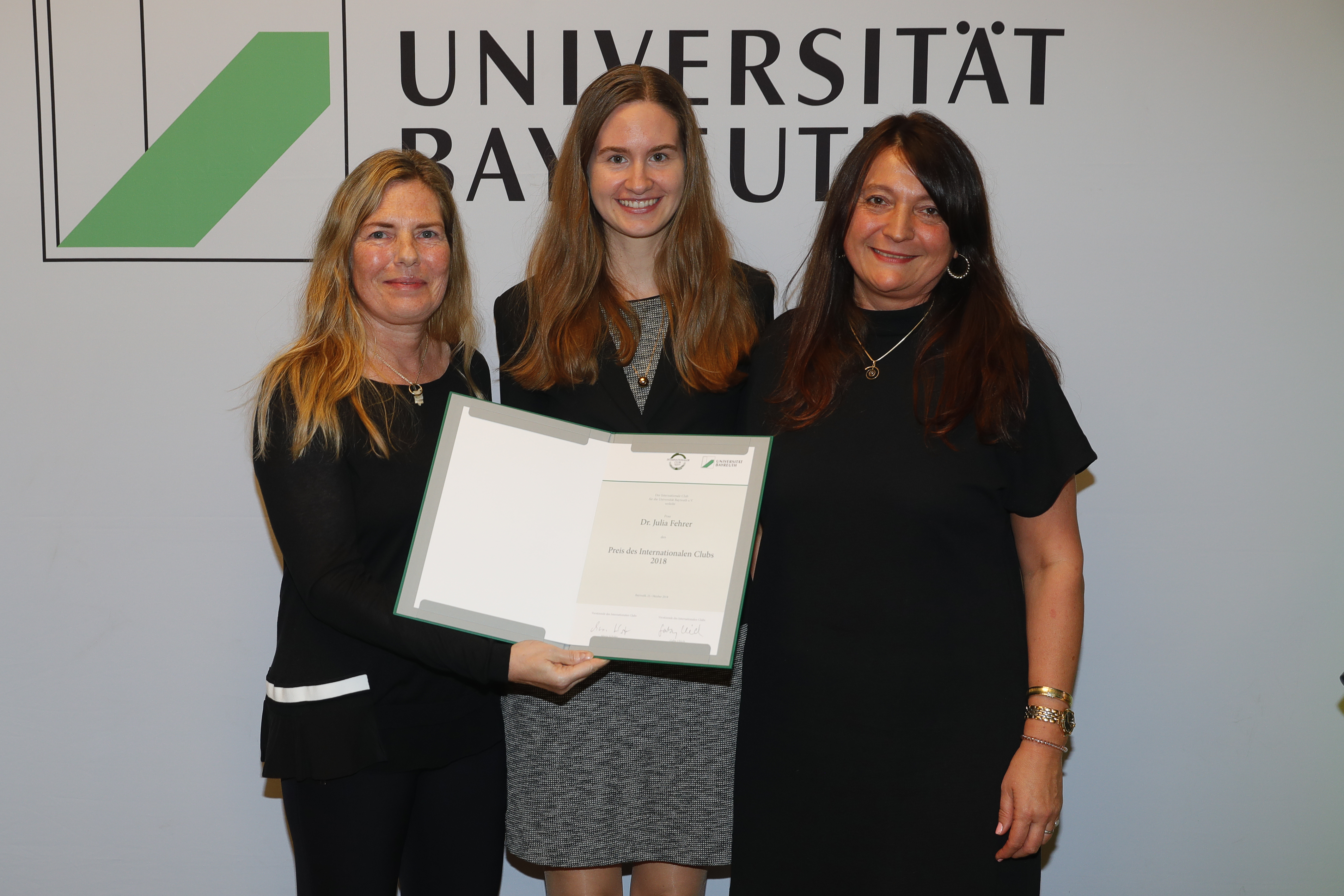 Verleihung des Preises des Internationalen Clubs an Dr. Julia Fehrer durch Mavie Schäfer und Gaby Ulrich