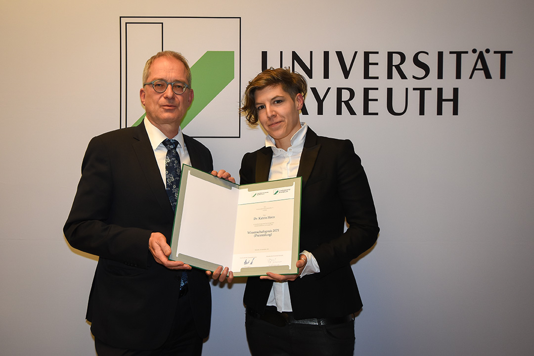 Uni-Präsident Prof. Dr. Stefan Leible und Dr. Katrin Horn