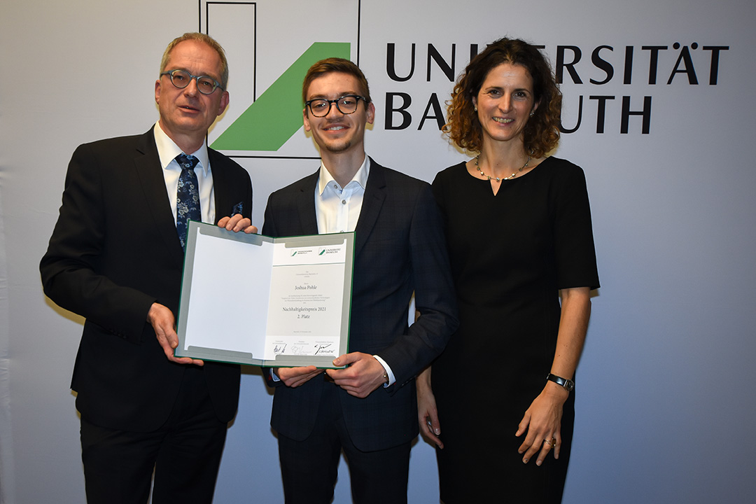 Joshua Pohle mit Prof. Dr. Stefan Leible und Prof. Dr. Susanne Tittlbach.