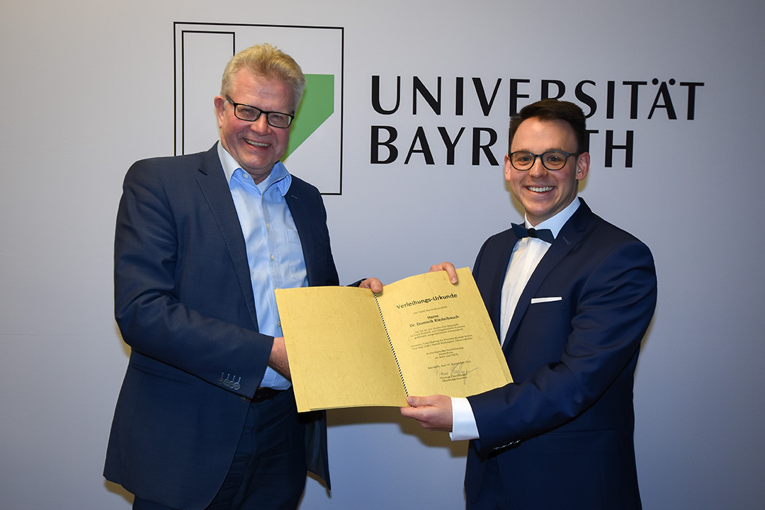Dominik Riedelbauch bekommt den Preis der Stadt Bayreuth von Oberbürgermeister Thomas Ebersberger.