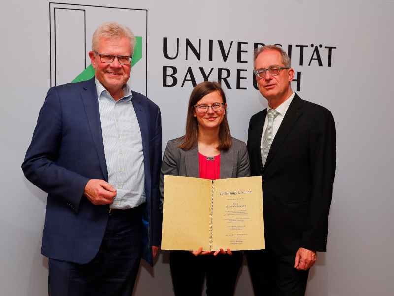 Dr. Sophie Hermann (Mitte) bekommt den Preis der Stadt Bayreuth von Oberbürgermeister Thomas Ebersberger und Uni-Präsident Prof. Dr. Stefan Leible.