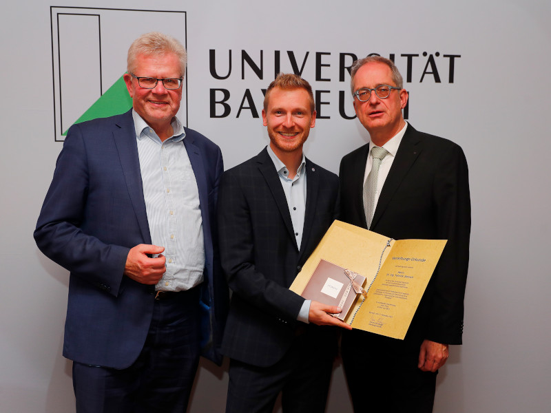 Dr.-Ing. Yannick Jännsch (Mitte) bekommt den Preis der Stadt Bayreuth von Oberbürgermeister Thomas Ebersberger und Uni-Präsident Prof. Dr. Stefan Leible.