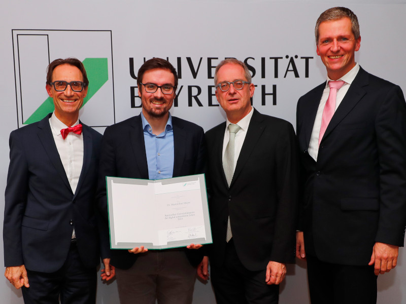 Verleihung des Bayreuther Universitätspreises für digital unterstützte Lehre, von links: Vizepräsident Dr. Martin Huber, Dr. Maximilian Mayer, Präsident Prof. Dr. Stefan Leible und Paul Dölle.
