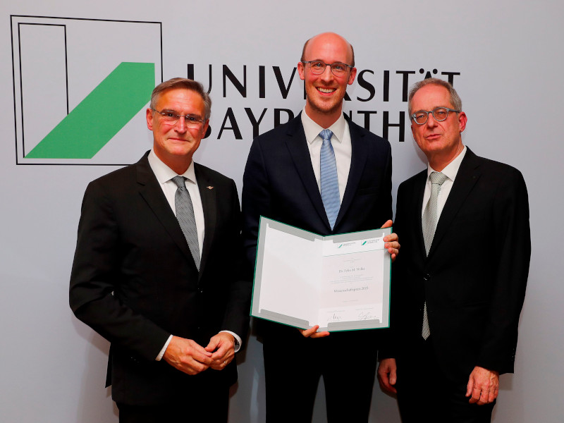 Dr. Michael Hohl, Dr. Felix Wilke und Uni-Präsident Prof. Dr. Stefan Leible.